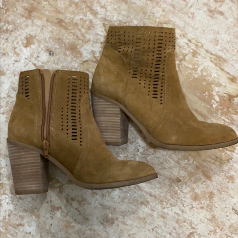 Crown vintage camel colored boots size 6